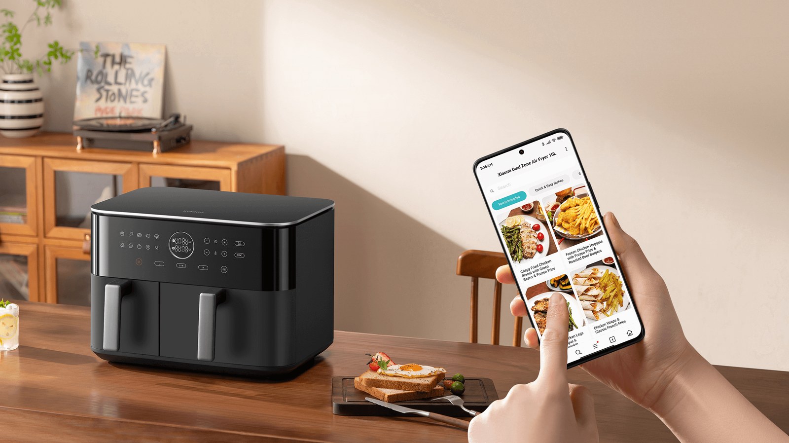 Xiaomi Dual Zone Air Fryer 10L v kuchyni s receptom v telefóne