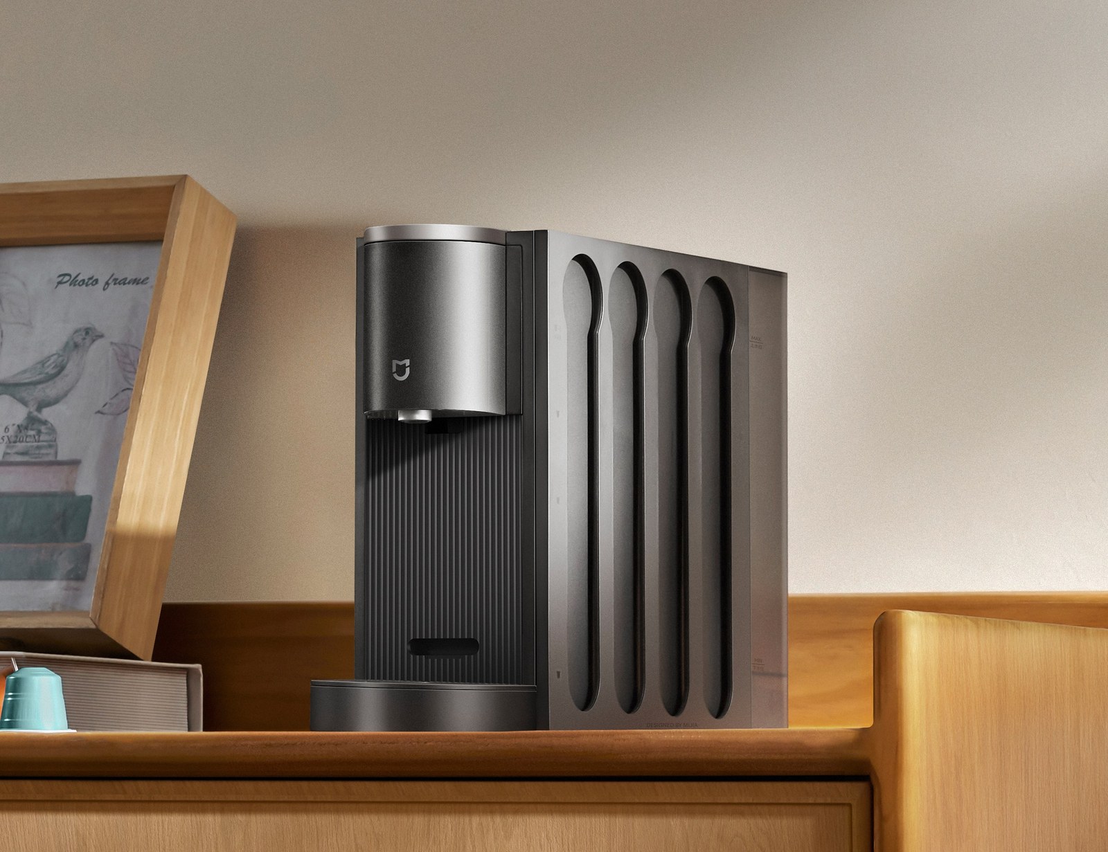 Úzky kapsulový kávovar Xiaomi Mijia Capsule Coffee Machine na komode