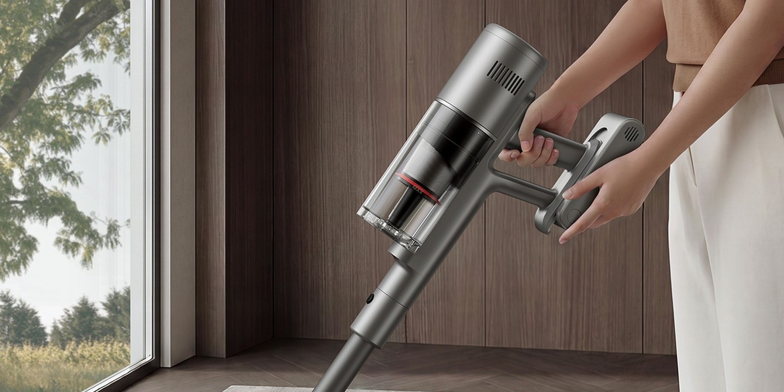 Tyčový vysávač Xiaomi Mijia Vacuum Cleaner 4 Pro v ruke
