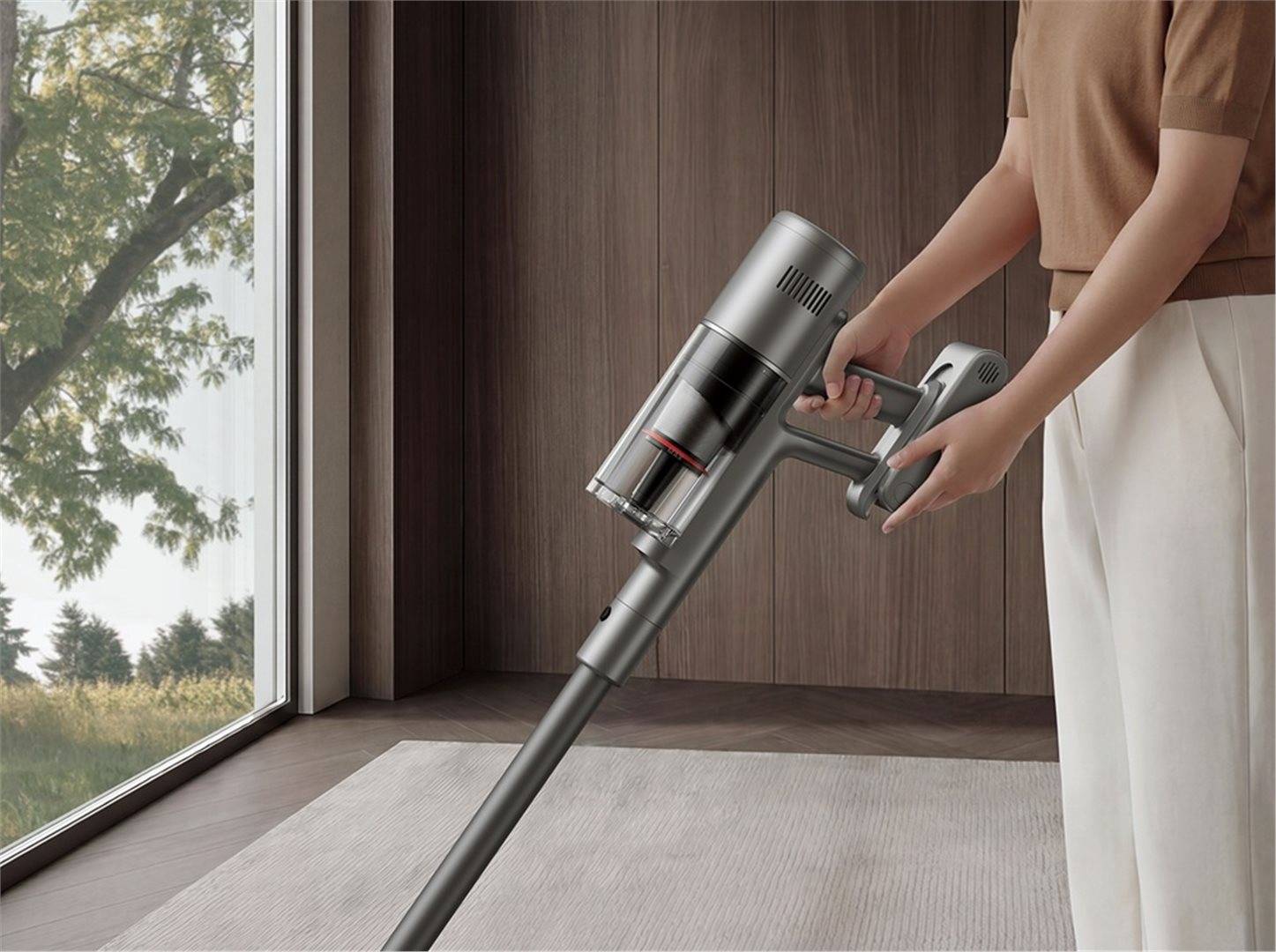 Tyčový vysávač Xiaomi Mijia Vacuum Cleaner 4 Pro pri vysávaní koberca